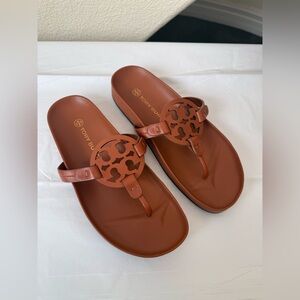 Tory Burch Miller Cloud Sandals Size 8 Bourbon Miele Leather Logo Thong NEW